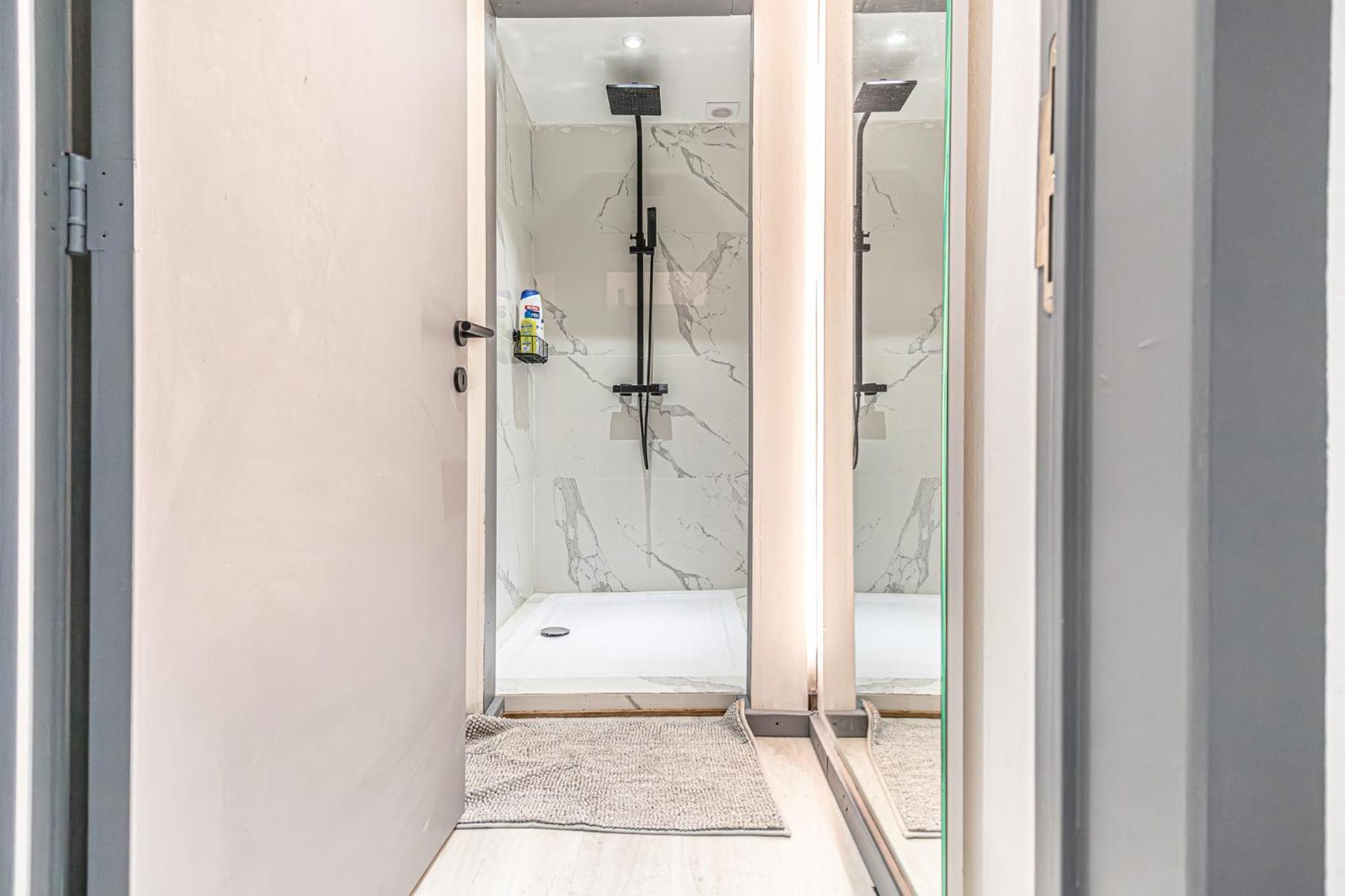 Appartement Lovely With View At Vibrant Ghent, Breezy Balcony