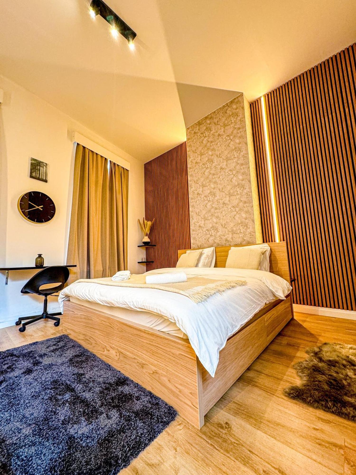 Appartement Lovely With View At Vibrant Ghent, Breezy Balcony *