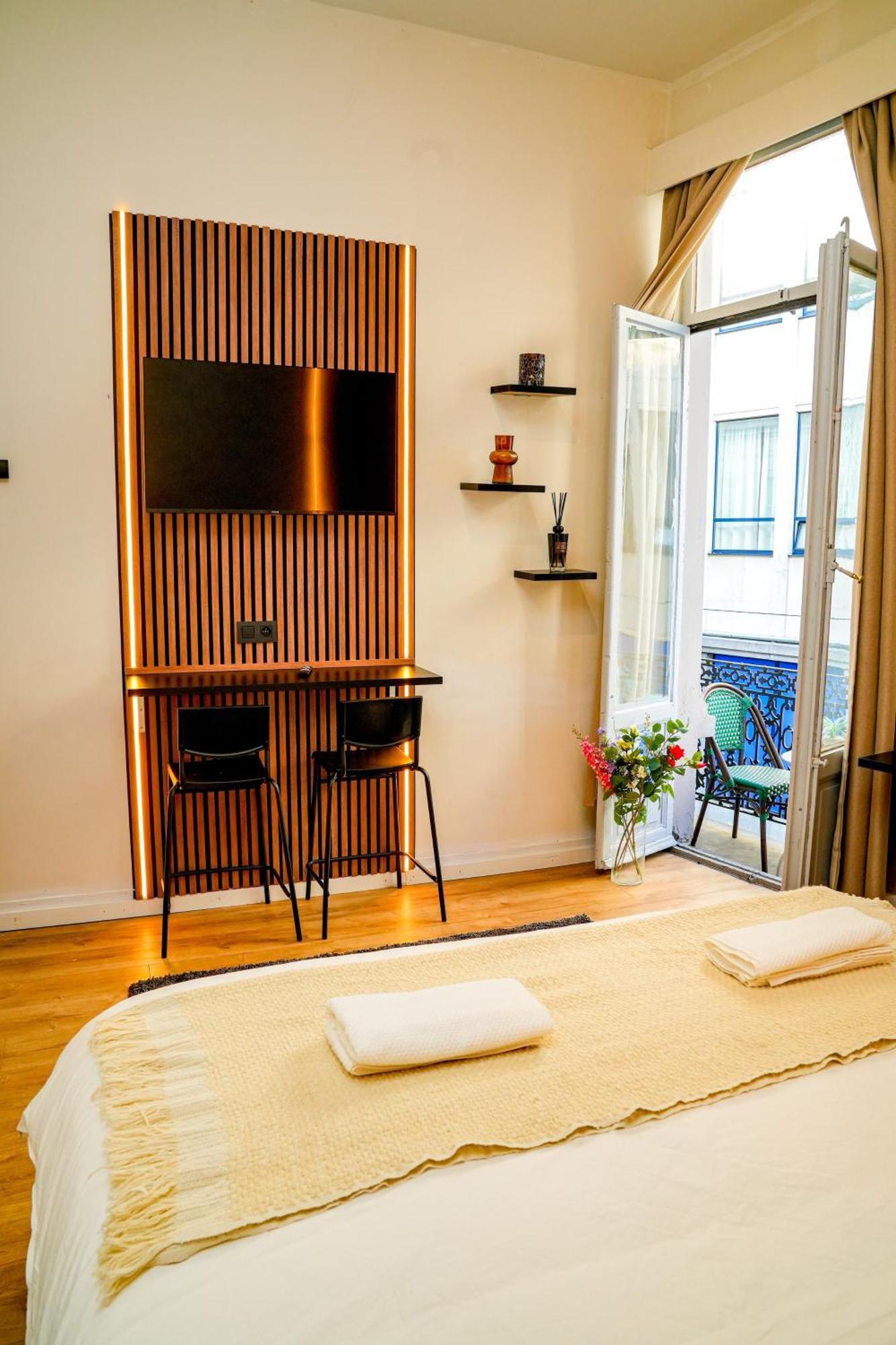 Lovely With View At Vibrant Ghent, Breezy Balcony *