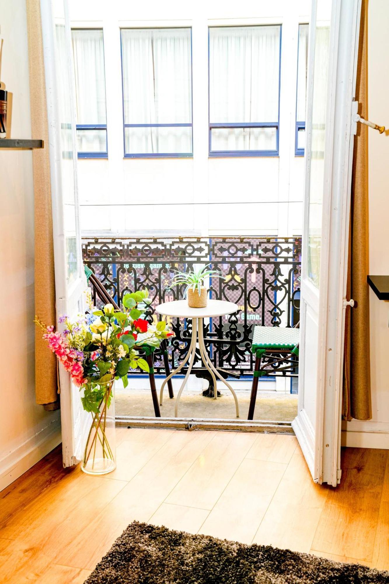 Lovely With View At Vibrant Ghent, Breezy Balcony Appartement *