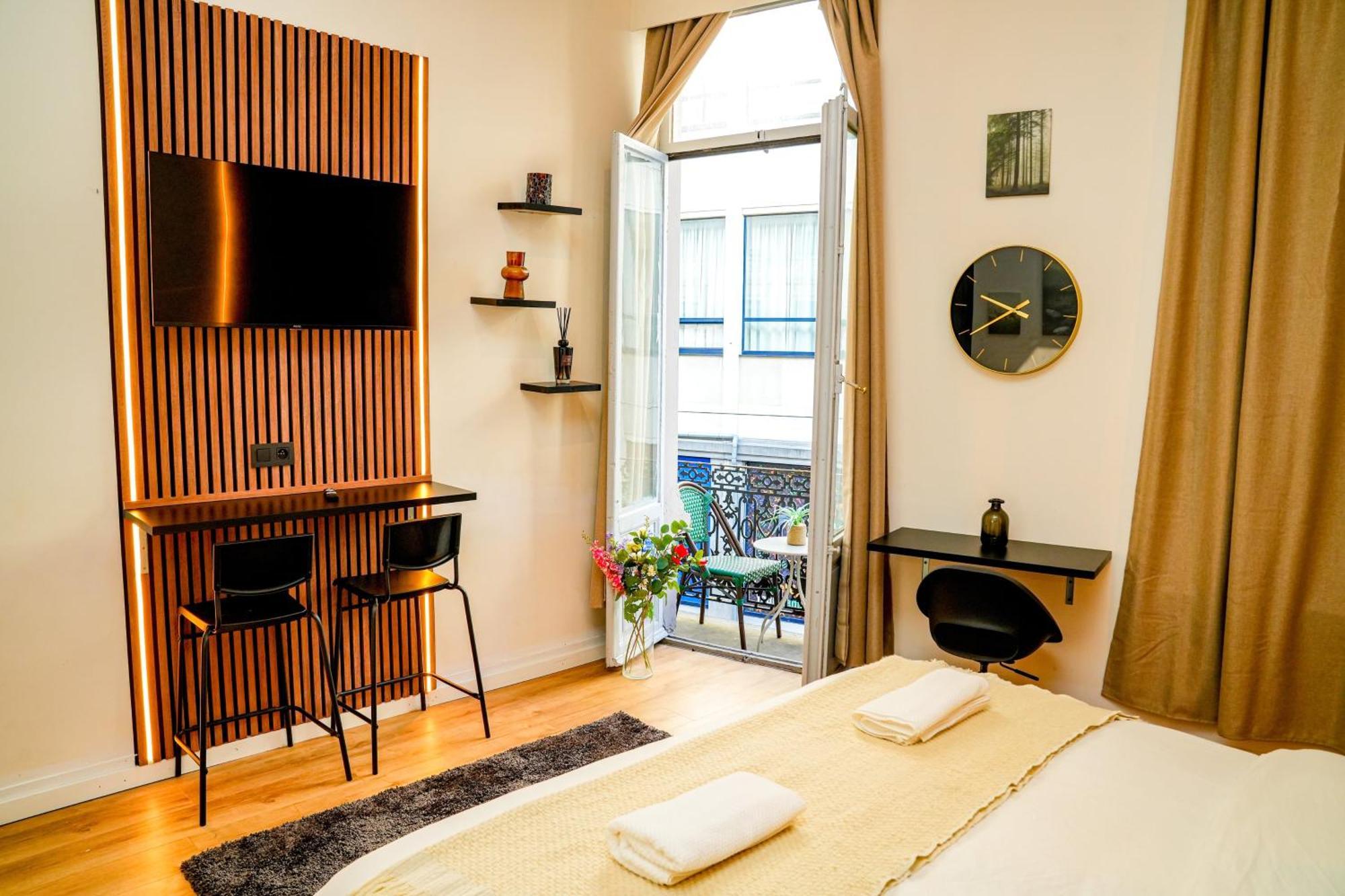 Lovely With View At Vibrant Ghent, Breezy Balcony *