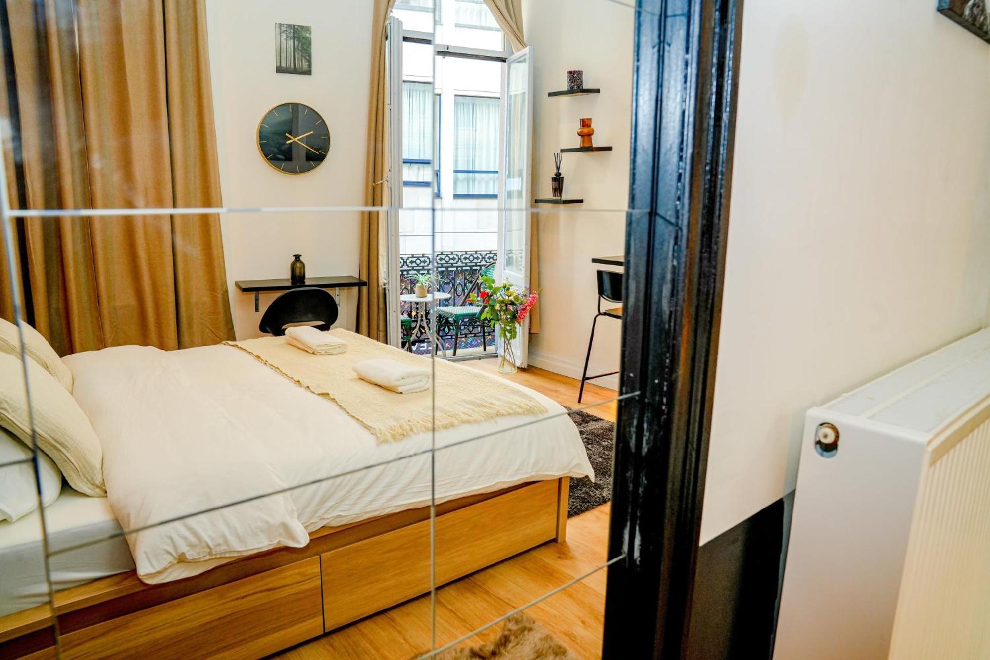 Appartement Lovely With View At Vibrant Ghent, Breezy Balcony *