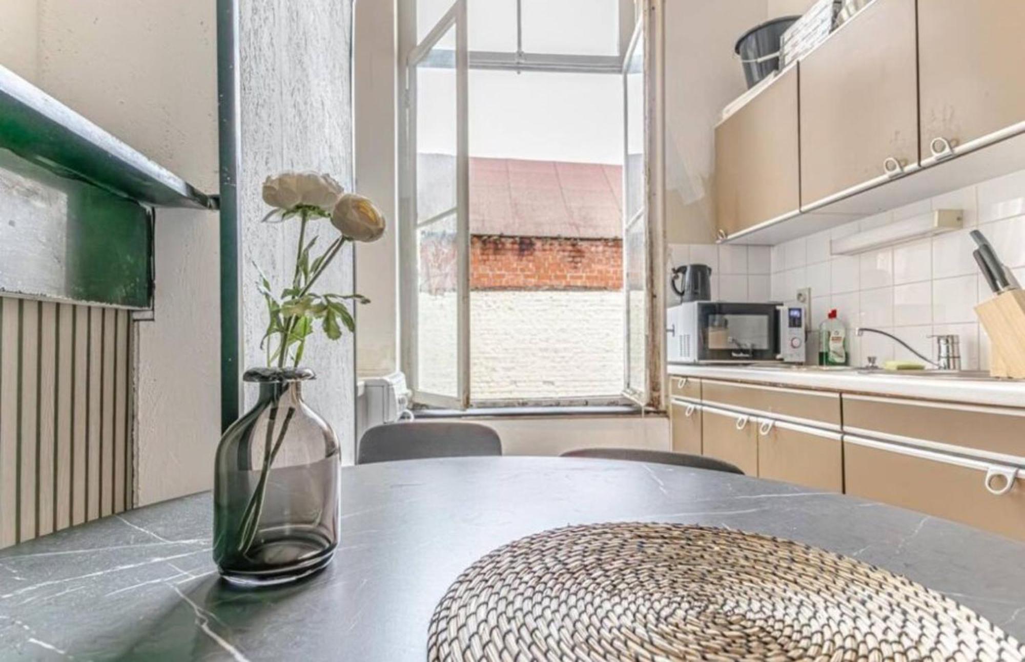 Appartement Lovely With View At Vibrant Ghent, Breezy Balcony